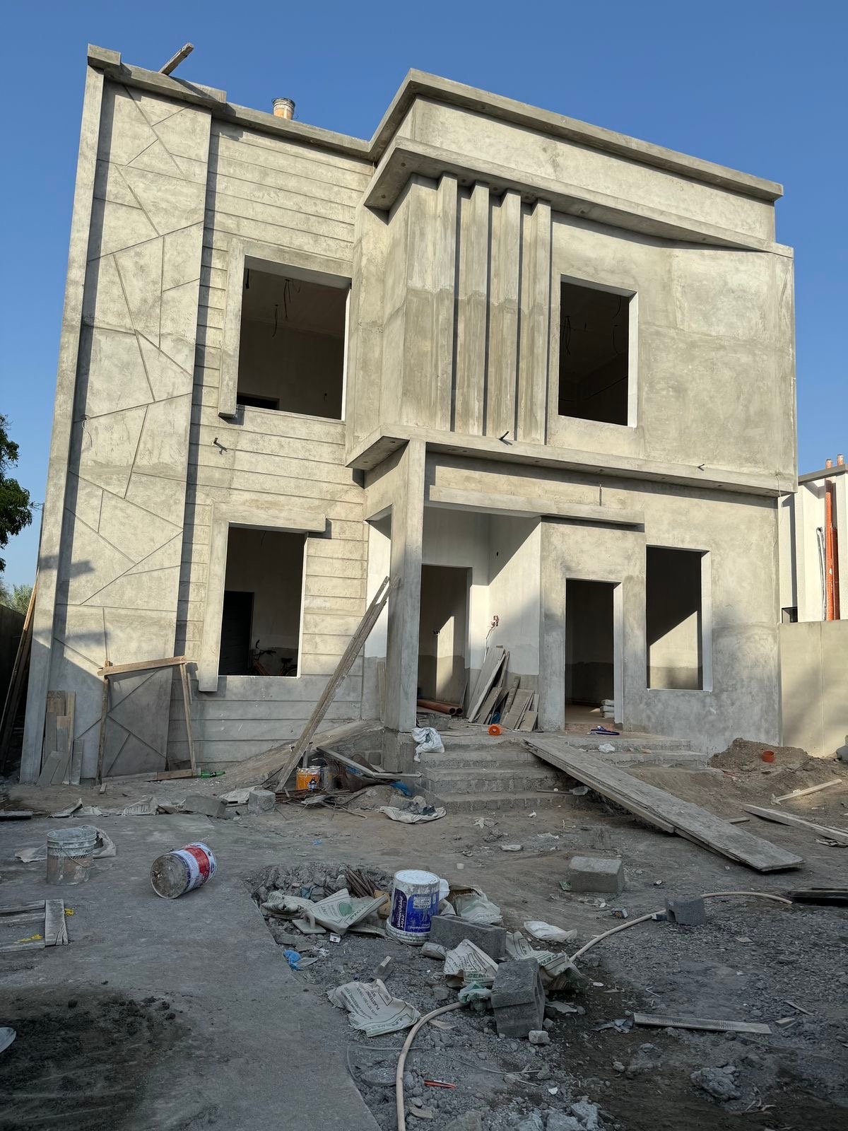 نقدم خدمات متكاملة في أعمال البناء والإنشاءات تشمل بناء العظم، صب الخرسانة، القواعد والأساسات، الميدات والأعمدة والأسقف، وأعمال اللياسة…